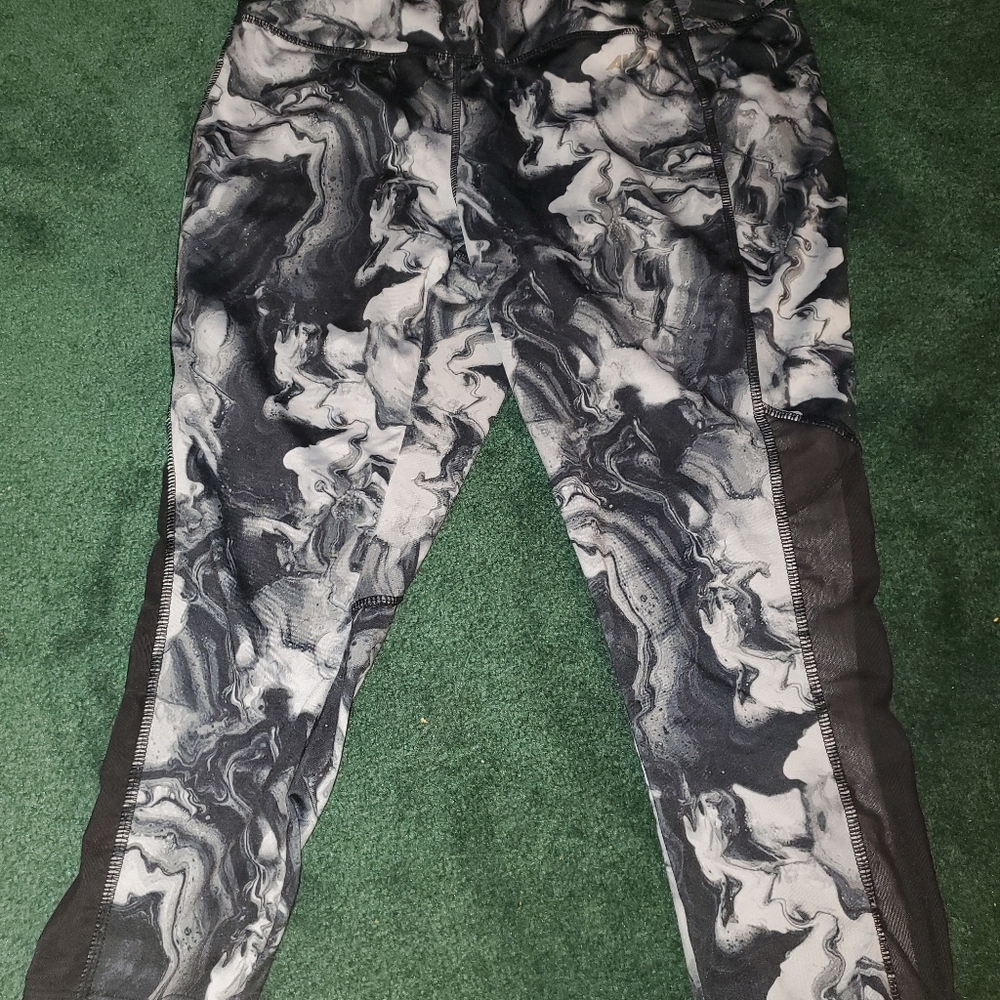 Marbled white/black Capri leggings size M